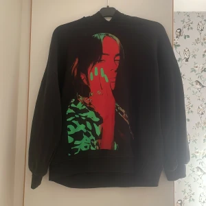 Svart Billie Eilish hoodie - Hoodie med Billie Eilish motiv🥰 Den har ca 5 mindre hål som alla är mindre än 1 cm stora och märks inte när man har hoddien på sig