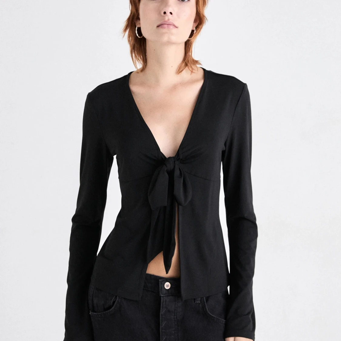 Svart långärmad knytblus