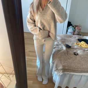 Vita byxor - Jättefina vita byxor från Bikbok. Ser ut som kostymbyxor men i ett mer slätare material! Lite genomskinliga så rekommenderar att ha vita underkläder under❣️