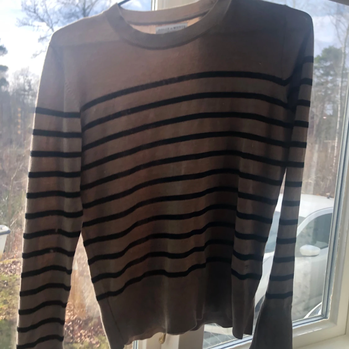 Beige och svart randig tröja från Holly & Whyte