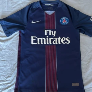 PSG tröja  - Säljer en snygg tröja från PSG tröjan är i jätte bra skick men har fått nån grön följ k och därför säljs för bättre pris 