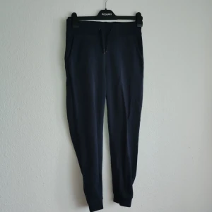 Svarta mjukisbyxor från Peak Performance - Säljer ett par svarta mjukisbyxor från Peak Performance. Byxorna har en bekväm passform med resår och snörning i midjan. De har en bakficka och är perfekta för en avslappnad stil.