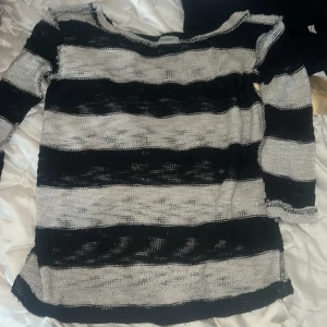 Randig tröja från Pull&Bear - Säljer en svart och vit randig tröja från Pull&Bear. Tröjan är stickad och har långa ärmar. Perfekt för en avslappnad stil. Hör av dig vid intresse!