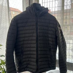 Colmar Jacka - Svart Colmar i storlek XL men sitter mer som en L. Skriv vid frågor!