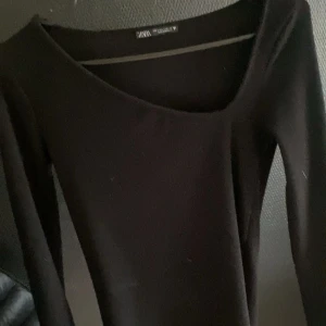 Topp från zara  - Svart tröja från zara som är o bra skick men blivit lite nopprig på insidan av tröjan 