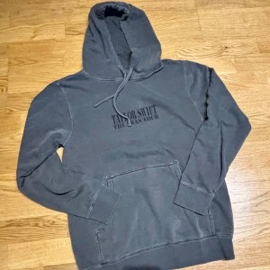 Taylor Swift hoodie  - Säljer en helt oanvänd Taylor Swift hoodie från hennes officiella merch store. Storlek S i nyskick, baksidan har alla albums inklusive ttpd. Säljer tröjan på grund av fel storlek. Taylor Swift the rad tour charcoal hoodie/S 