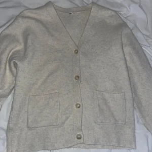 Beige kofta från Uniqlo - Så mysig beige kofta från Uniqlo!!❣️❣️ storlek XS