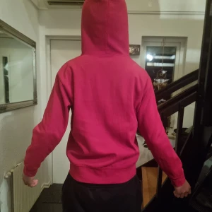 Röd Ralph Lauren zip hoodie - Röd Ralph Lauren zip hoodie. Säljer en Ralph Lauren zil hoodie för den passar ej längre. Storlek M