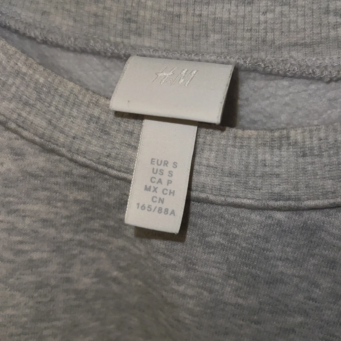 Grå sweatshirt från H&M med text - 1