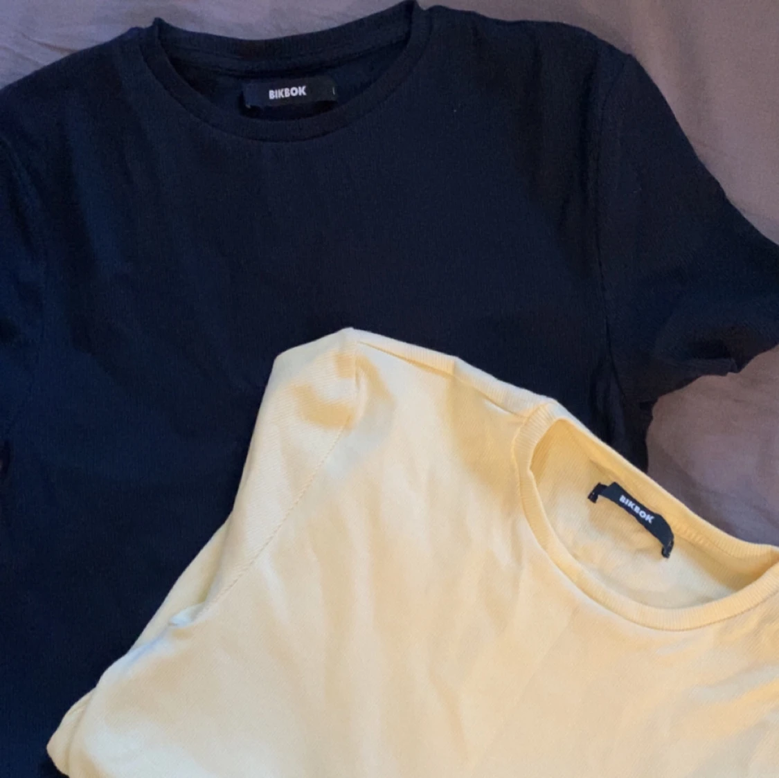 Svart och gul t-shirt från Bik Bok