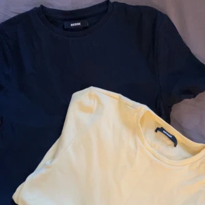 Svart och gul t-shirt från Bik Bok - Två stilrena t-shirts från Bik Bok i svart och gul färg. Perfekta för en avslappnad look. Båda har rund hals och korta ärmar.