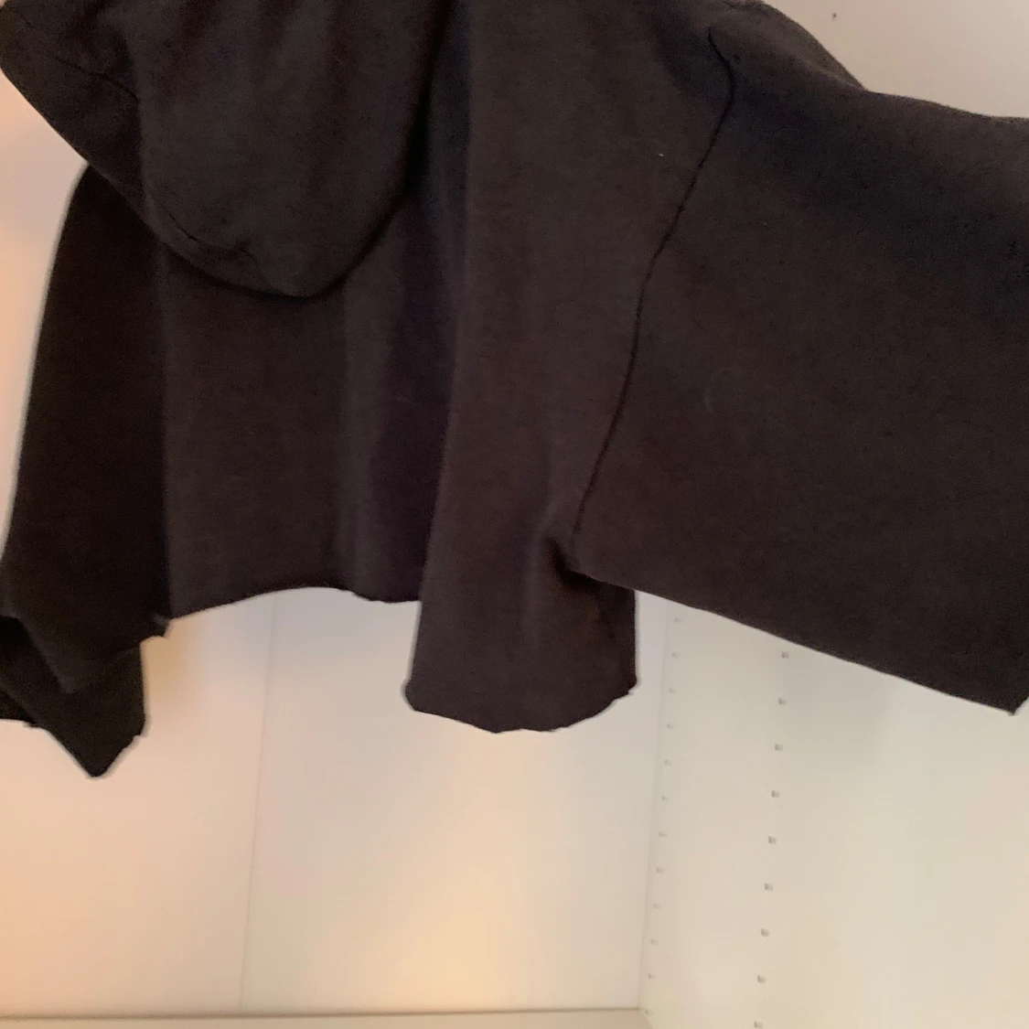 Svart croppad hoodie med tre kvarts ärmar - 3