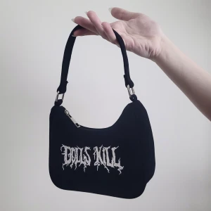 Dollskill Mini Handväska  - Cool handväska med droderi från dollskill, perfekt för att ge din outfit en edgy touch🖤 Aldrig använt.