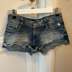 Blå jeansshorts från Zara💓 - Säljer de här jättesnygga jeansshortsen från gamla zara k stö 34💓💓