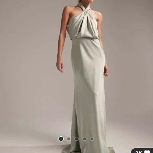 Balklänning - Säljer en jättefin och elegant balklänning som är helt ny och har prislappen kvar. Den är i färgen salviagrön. Klänningen är i storlek 34 men passar även xs. Hör av för fler frågor💕