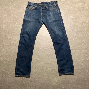 Blå jeans från Replay - Feta Replay brallor med en nice Regular slim fit. Storlek 32/32 men sitter även fint på någon med mindre sizes. Totallängd 104, midja 43 och ben öppning 19. Fler replays och mer på profilen. Tveka inte över att fråga något och paketpris går att lösa