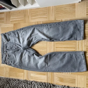 Grå weekday jeans - säljer ett par helt oanvända gråa weekday jeans med modellen ”space” asnygga straightfit. säljer för de har inte kommit till användning.