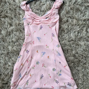 Sommarklänning - Söt rosa klänning från Gina Tricot med blommigt mönster. Den är aldrig använd bara testad! Köpte för 359kr förra året om jag inte minns fel. Slutsåld på hemsidan. Perfekt för somriga dagar!💓💓