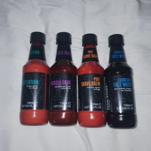 Hudvårdsset med fyra flaskor - Säljer ett set med fyra flaskor: Body Lotion, Muscle Soak, Post Shave Balm och Charcoal Face Wash. Varje flaska innehåller 150 ml. Perfekt för en komplett hudvårdsrutin. Helt nya! Priset är för alla men går att köpa styck!