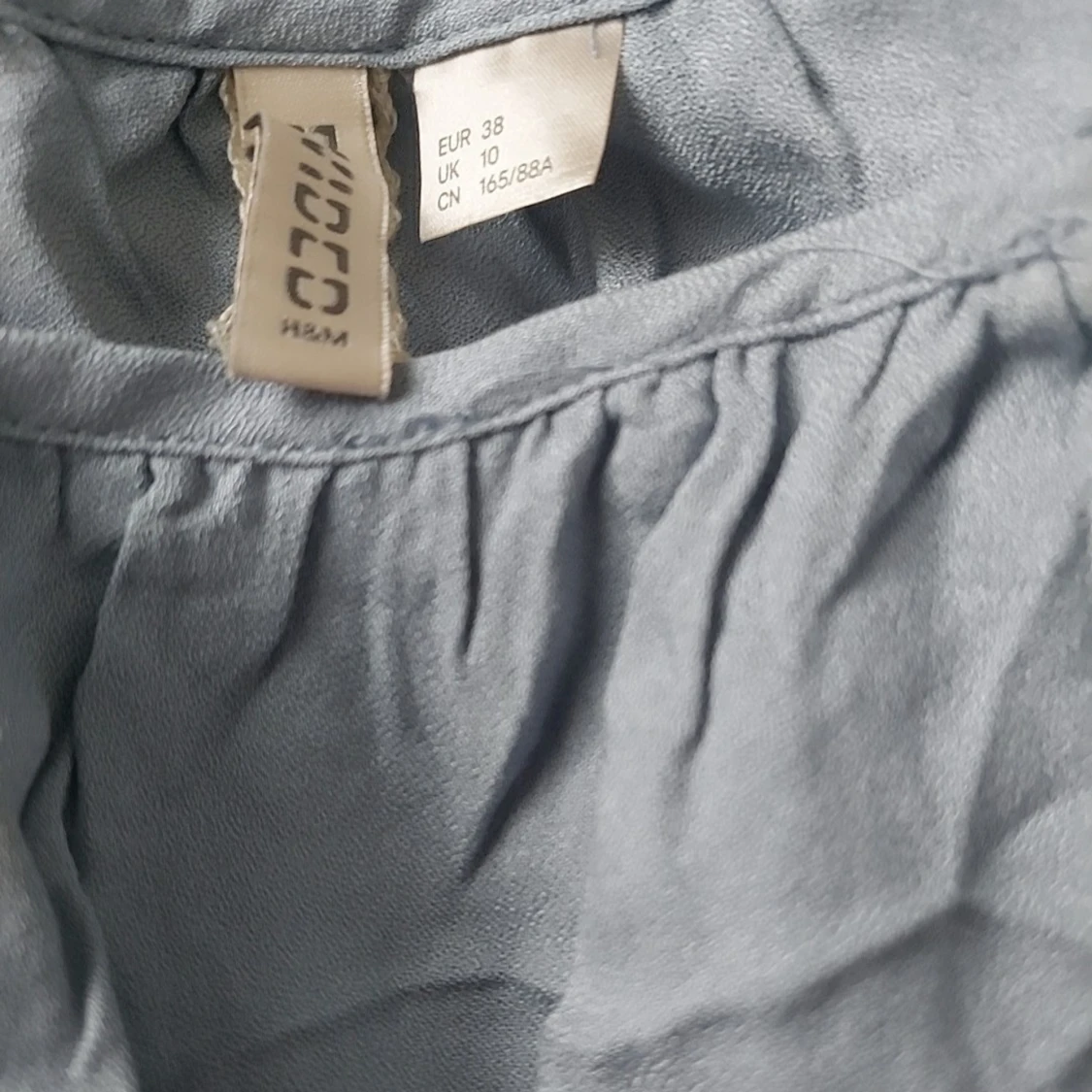 Blå offsholders linnetopp med spetsdetaljer från H&M - 3