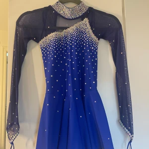 Konståkning klänning  - INTRESEKOLL🔴 Sydde upp klänningen i Tjeckien för ca 2000kr, skulle säga att den är i storlek 158/165/XXS/XS. Kontakta mig för mer information och bilder. Den är i superfint skick utan defekter!