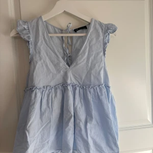 Ljusblå blus/topp från Zara - Superfin sommarblus/topp från Zara. Säljes då den blivit för liten, storlek XS. Hör av dig vid intresse!🩷