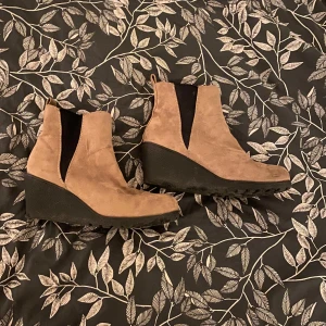 Bruna kilklack boots - Snygga bruna boots med kilklack och elastiska paneler på sidorna för enkel på- och avtagning🌸 är inte i det bästa skicket men är fullt fungerande 