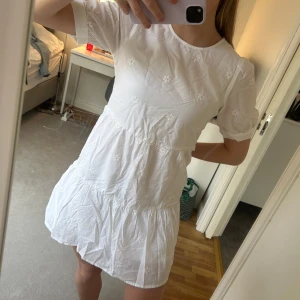 Vit klänning - Sommar eller student klänning. Andvänd 1 gång. 