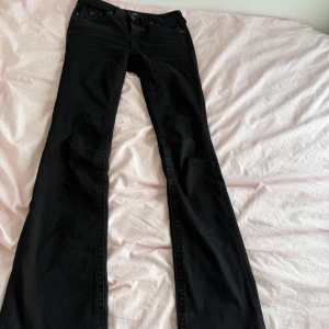 Svarta True Religion jeans  - Svarta jeans från True Religion i storlek W26💕Tappat lite färg på bakfickorna(se sista bilden)men annars superbra skick. Nypris är 1299, mitt pris kan såklart diskuteras❣️Modellen Becca💓