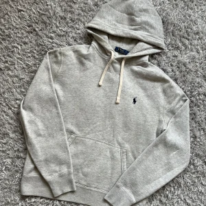 Grå Ralph Lauren hoodie  - Säljer denna riktigt sköna Raffe hoodien! | utmärkt skick finns inget att tillägga direkt! | Storlek M och passar perfekt på mig som är 178cm! | Ställ gärna frågor innan du köper!
