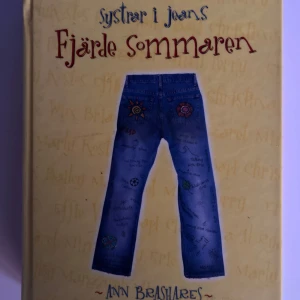Systrar i jeans: Fjärde sommaren - Boken 'Systrar i jeans: Fjärde sommaren' av Ann Brashares handlar om Lena, Tibby, Carmen och Bridget vars liv förändras med kärlek, skola och vänskap. Kommer deras gemenskap att bestå? En del av den populära serien om systrarna i jeans.