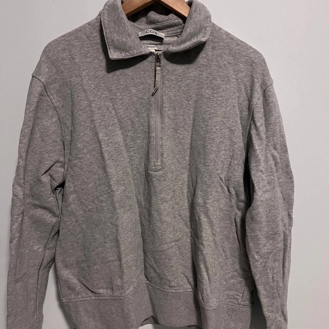 Grå tröja med dragkedja från COS