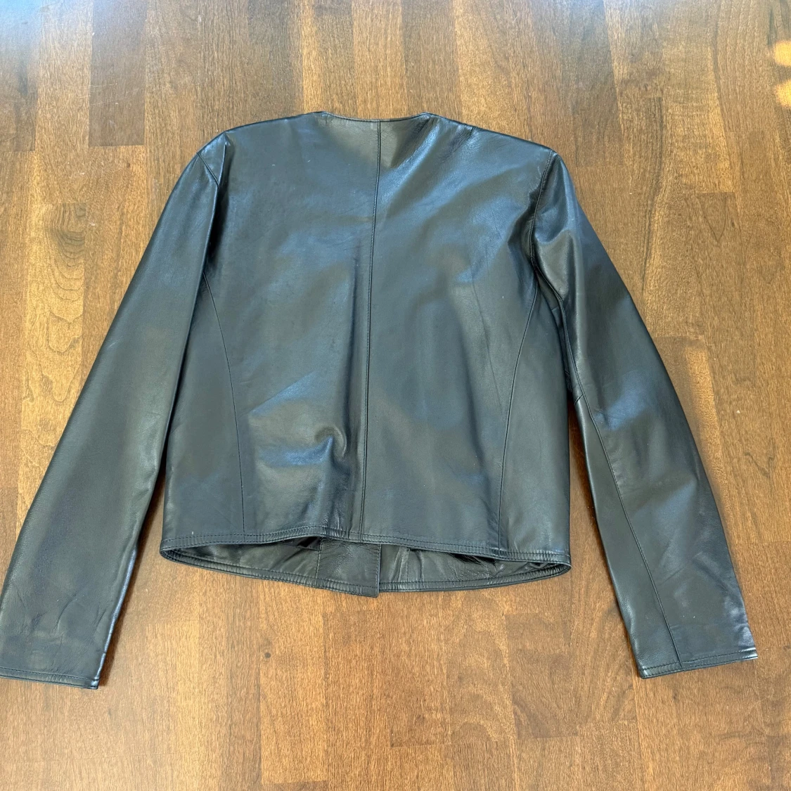 Svart skinnjacka med knappar - 2