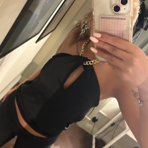 fest topp - SUUUUPER snygg tröja men använder inte då jag har silver smycken och kedjan är guld. Jätte fint skick och är i siden material. Fått super många komplimanger med denna de få gånger jag använt!! 