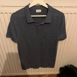 Blå pikétröja från John Henric - Snygg blå pikétröja från John Henric i storlek M