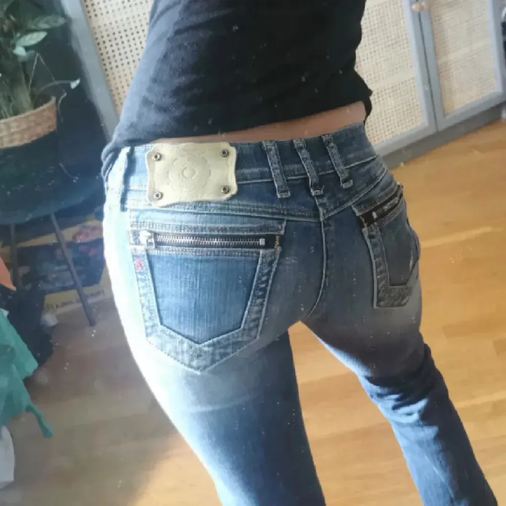 Skitsnygga replay jeans som tyvärr är förstora för mig❤️litet ihop sytt hål på höger baksida, se bild. Jeans & Byxor.