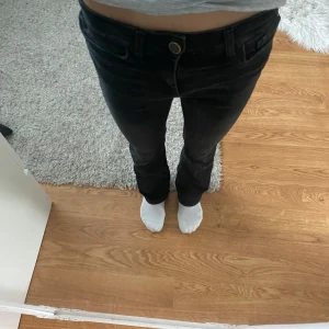 Svarta jeans!🖤 - Ett par supersnygga jeans från Only. Jag skulle säga att de är mid waist💗 köpte för 500kr storlek xs/32💕💕