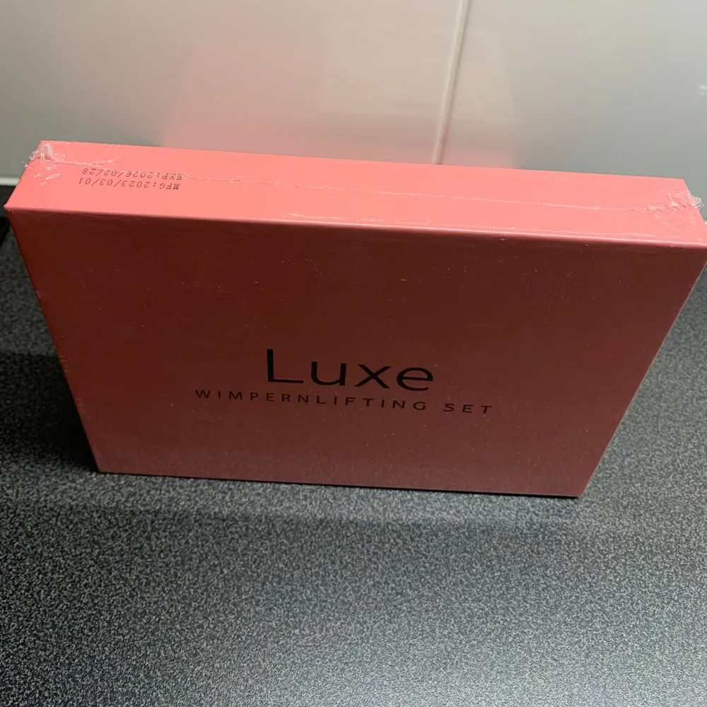 Säljer ett Luxe Wimpernlifting Set. Innehåller allt du behöver för att lyfta dina fransar hemma eller var du än befinner dig egentligen.  Köpte för ord pris 1.000kr . Skönhet.