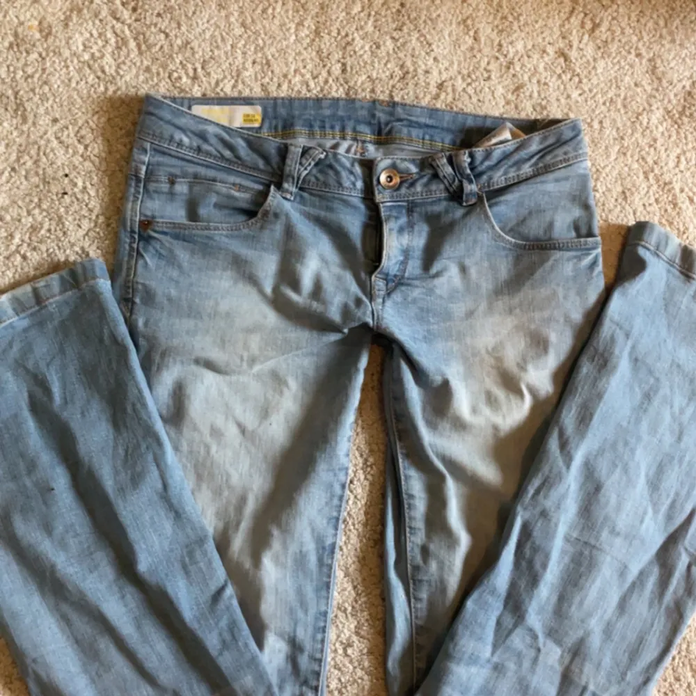 Säljer dessa SUPERFINA lågmidjade Bootcut jeansen. De är i storlek 38 men passar mig som brukar ha 36. Dom är i mycket bra skick och har inga defekter. Säljer dom då de tyvärr inte kommer till användning längre. Hör av er vid frågor!💕💕. Jeans & Byxor.