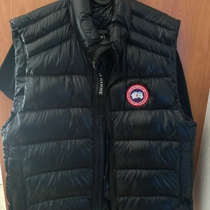 Canada Goose väst - Ny skick, endast använda fåtalet gånger. Kvitto finns från johnells. Pris kan diskuteras vid smidig affär  