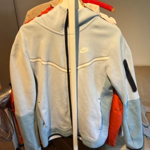 Nike Tech Fleece hoodie  - Bara använd ett fåtal gånger. Sällsynt färg, väldigt svår att få tag på