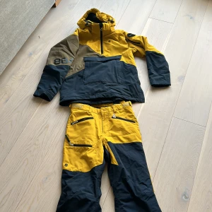 Skidkläder  - Skidjacka och skidbyxor i stl 150 8848 Altitude Säljs ej separat 