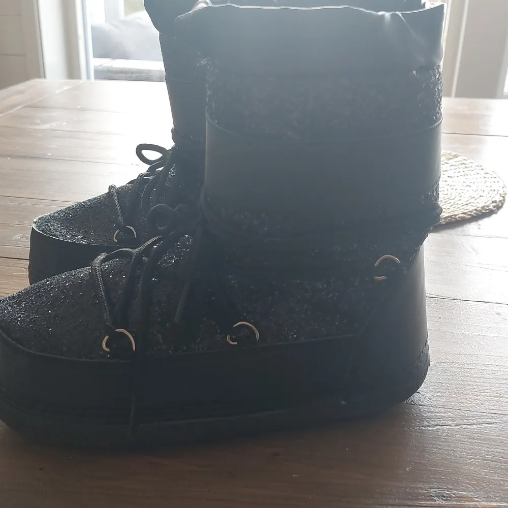 Moonboots köpta för 699kt säljer för 450, good deal♡♡ knappast använda.. Skor.