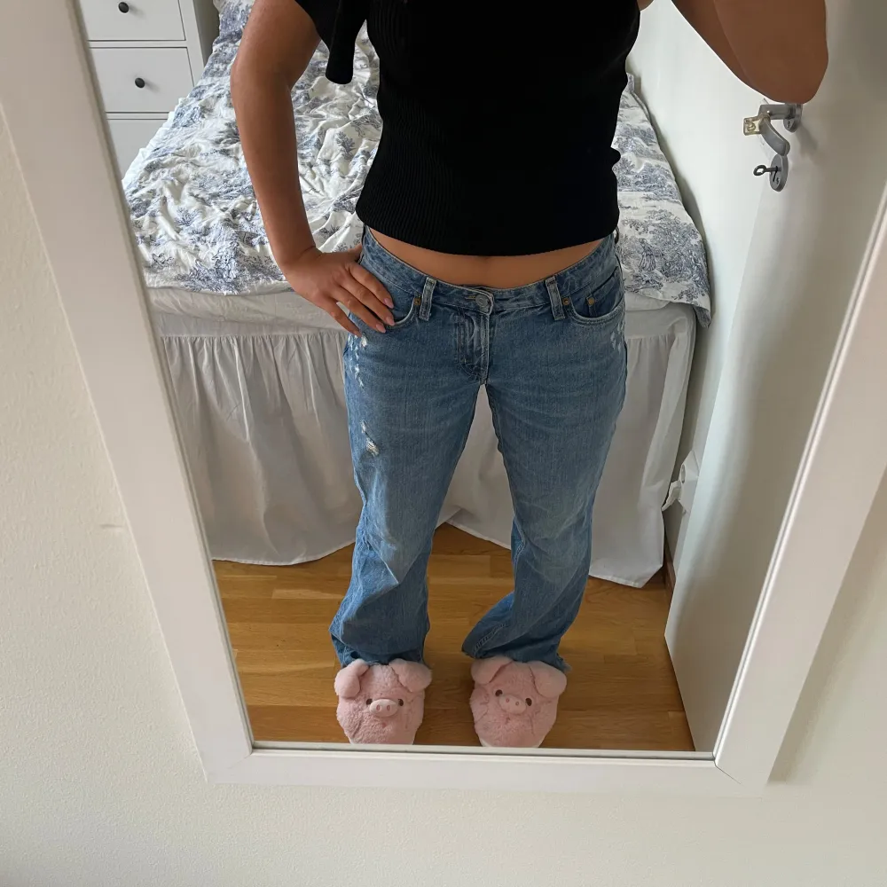 Ett par jättesnygga lågmidjade jeans från H&M. Säljer pga det har blivit för små. Nästan som nya. De är även helt slutsålda på hemsidan❤️🔥Köpta för 400kr och säljer nu för 200kr. (priset går att diskutera)❤️🔥 Skriv till mig om frågor!💞. Farkut & Housut.