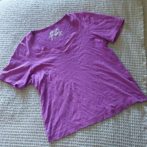 T-shirt - Topp/t-shirt med fin skurning. Lappen är tyvärr borta så kan inte säga exakt storlek, jag själv är storlek M/L och den sitter bra på mig. Inte oversized!