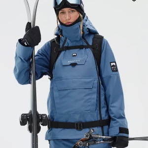 montec skidjacka - säljer nu denna jätte snygga skidjackan köpt förra vintern. säljer då den ej kommit till användning mer än en gång så jackan är som i nyskick! nypriset är 2500kr 💕