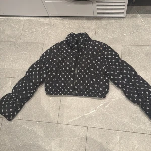 Svart jacka  - Svart jacka från h&m  Storlek S