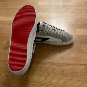 Diesel skor modell S-Leroji - Säljer mina gamla diesel skor med en beat look. Inga defekter, bara använda. Storleken är 44 och den kommer utan original lådan. Hör av dig om du undrar något. 
