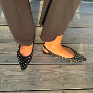 Slingbacks med nitar - Köpta på en butik i Milano för 500kr. Knappt använda. Lite Ganni Vibes.