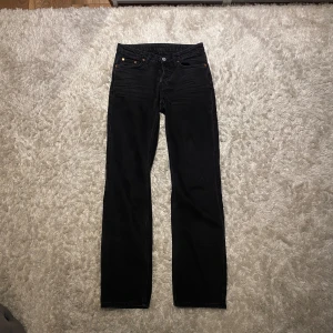 Weekday jeans - Svarta jeans från Weekday, storlek W26 L32. Modell pin mid straight jeans